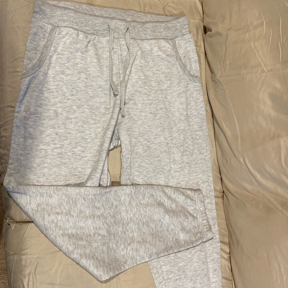 Daisy Fuentes joggers in light gray